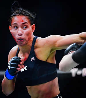 女MMA拳手臉上帶血揮拳。 — 終極格鬥冠軍賽 壁紙