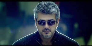 灰白頭髮、戴太陽眼鏡的男子，身穿深色外套，表情嚴肅。 — 赫利希克·羅森 壁紙