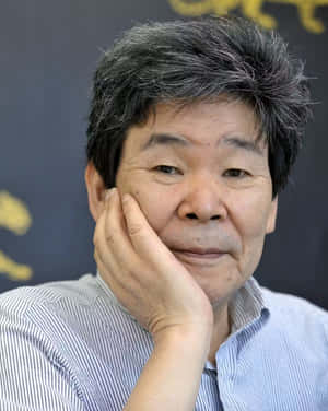 一位沉思的年長男性，在工作室肖像中將下巴擱在手上。 — 冰菓 壁紙