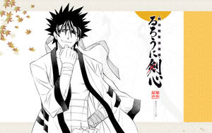 動漫武士身穿帶有黑色點綴的白色和服，在落葉和日語文字中微笑。 — 混沌武士 壁紙