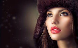 戴皮草帽的紅唇女性在雪景中向上看 — 模特兒 壁紙