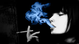 在黑暗單色肖像中，女性抽煙並吐出發光的藍色煙霧。 — 抽菸 壁紙