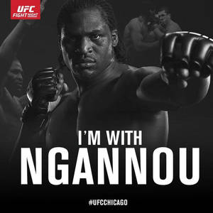 UFC拳擊手法蘭西斯·恩干奴在黑白宣傳圖片中舉起拳頭。 — 終極格鬥冠軍賽 壁紙