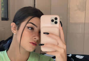 年輕女子在室內用手機和黑色指甲油在鏡子前自拍。 — 情侶擁抱 壁紙
