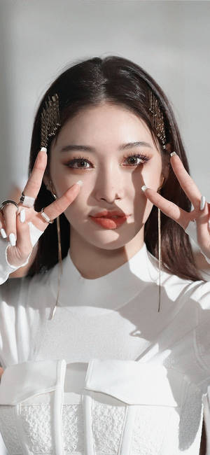 年輕女性身穿白色服裝，在明亮光線下將手指靠近眼睛擺姿勢。 — 청하 壁紙