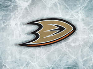 Anaheim Ducks 冰球標誌在刮花的冰面上。 — 安納海姆鴨隊 壁紙