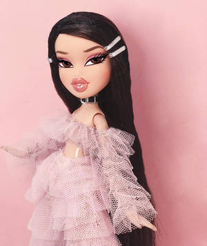 Bratz 娃娃穿著粉紅色薄紗服裝，配銀色髮夾，粉紅色背景 — 可愛粉色女孩 壁紙