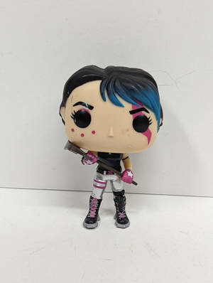 Funko Pop! 公仔，描繪一個擁有藍色和黑色頭髮及粉紅色臉部彩繪的女性角色，手持武器。 — 忍者 要塞英雄 壁紙