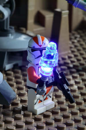 LEGO 星際大戰複製人士兵在底板上揮舞發光的藍色光劍。 — 星際大戰 壁紙