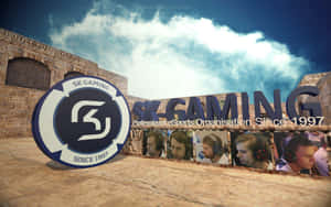 SK Gaming標誌和選手肖像，在藍天下以石頭建築為背景。 — 高畫質遊戲 壁紙