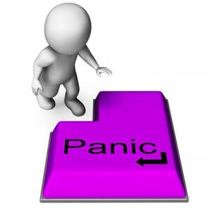 一個3D人物站在一個巨大的紫色鍵盤按鍵旁，按鍵上標有panic並帶有箭頭。 — 恐慌 壁紙
