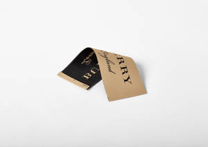 Burberry品牌布料標籤摺疊在白色背景上 — Burberry 壁紙