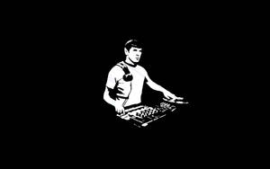 一個DJ在黑暗環境中在唱盤上混音的剪影。 — 史巴克 壁紙