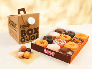 Dunkin' Donuts咖啡和甜甜圈盒，桌上放著各式各樣的甜點。 — Dunkin Donuts 壁紙
