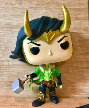 Funko Pop 洛基公仔有角和錘子在木上 — Galaxy Z Fold 5 壁紙