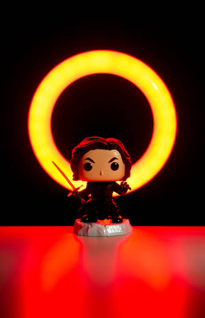 Kylo Ren Funko Pop人偶被發光的橙色環照亮，背景為黑色。 — 榮耀MagicPad 3 Pro 12.3 壁紙