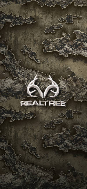迷彩背景上帶有銀色鹿角的Realtree標誌 — Galaxy S26 Ultra 壁紙