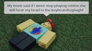 Roblox角色躺在草地上，對話框提到媽媽用頭撞鍵盤。 — 玩具總動員叉奇 壁紙