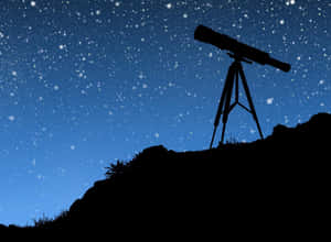 星空下，山頂三腳架上的望遠鏡 — 夜空 壁紙