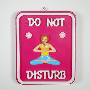 粉紅色牆飾板，上面有冥想女性和'Do Not Disturb'文字。 — 禪 GIF 壁紙