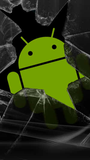 綠色Android吉祥物衝破破裂的玻璃螢幕。 — 安卓 壁紙