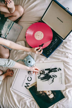 人在床上放鬆，有黑膠唱片和唱盤。 — 美學音樂 壁紙