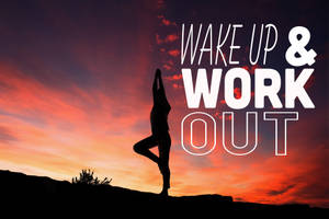日出時練習瑜伽的人，文字 wake up & work out — 健身 壁紙