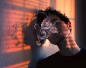 一個人在溫暖的室內光線中呼出煙霧，百葉窗投下陰影。 — 悲傷抑鬱 壁紙