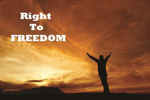 日落時分舉起雙臂站立的人，附有文字 Right To FREEDOM — 自由 壁紙