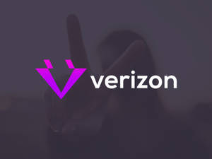 一個人的手在Verizon標誌後面做出和平手勢。 — 暗紫色美學 壁紙