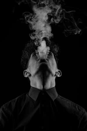 一個男人在黑白工作室肖像中向上呼出煙霧。 — 抽菸 壁紙