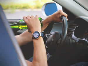 駕駛汽車的人拿著綠色啤酒瓶戴著手錶 — 汽車 壁紙