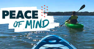一個人在明亮的陽光下在平靜的湖上划皮划艇，帶有文字 peace of mind。 — 海洋 壁紙