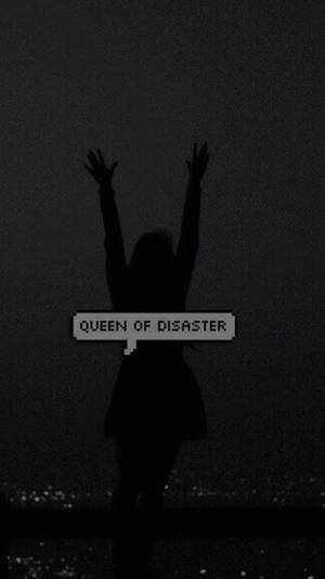 一個人在夜晚黑暗城市景觀中舉起雙臂的剪影，並帶有像素文字 queen of disaster。 — 插畫 iPhone 壁紙