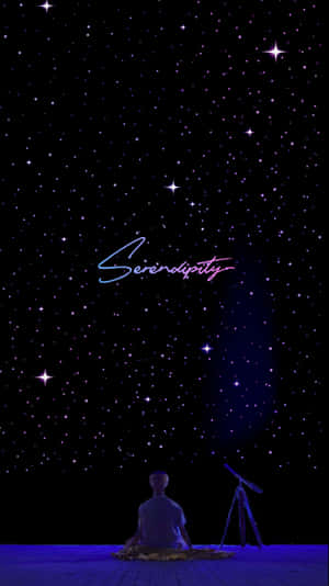 夜晚坐在甲板上，用望遠鏡和霓虹燈文字Serendipity觀星的人。 — 星星 壁紙