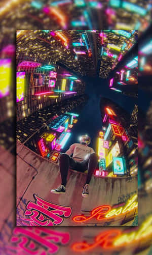 夜晚，一個人坐在霓虹燈照亮的高樓大廈下的邊緣 — 復古90年代風格 壁紙