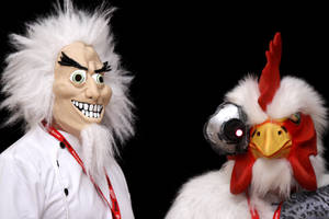 戴瘋狂科學家面具的人旁邊有一隻頭部是相機的雞。 — 駭客軍團 壁紙
