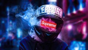 戴著帶有 Supreme 標誌的賽車頭盔的人，在霓虹燈照亮的城市中呼出煙霧。 — 酷炫至尊 壁紙