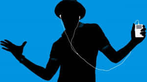 戴著帽子和耳塞的人，拿著 iPod，背景是藍色。 — 80年代美學 壁紙