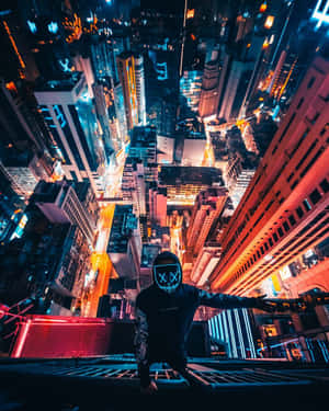 戴發光面具的人在天台上俯瞰霓虹城市夜景 — 霓虹燈 壁紙