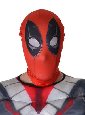 穿著 Deadpool 服裝的人，紅色面具和白色網眼眼睛。 — Kindle 壁紙