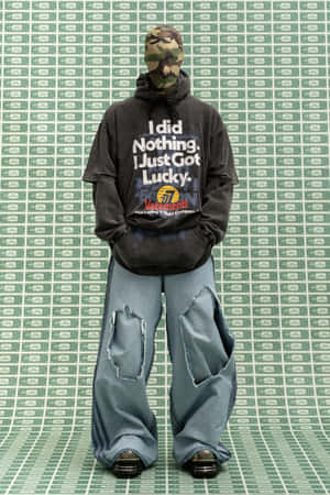 戴迷彩頭套和超大連帽衫的人，以美元鈔票為背景。 — Vetements 壁紙