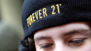 一個人戴著黑色毛帽，帽上有金色刺繡字樣 'forever 21' 的特寫。 — 永遠21 壁紙