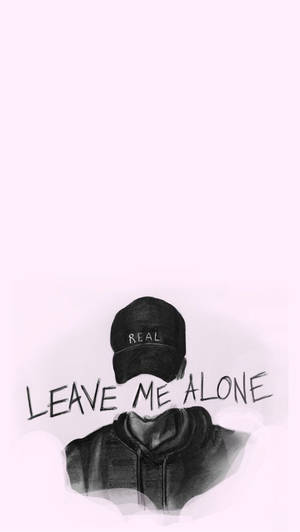 一個人戴著鴨舌帽和連帽衫，臉上帶有「LEAVE ME ALONE」字樣。 — 語錄 壁紙