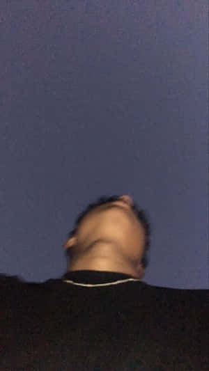 人向後傾斜頭部仰望暮色天空。 — 美學 壁紙