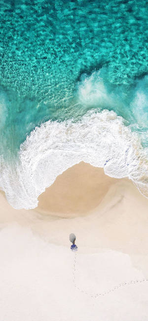 一個人在有碧綠海浪的白色沙灘上獨自行走。 — 土耳其藍 壁紙