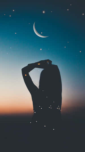 剪影中的人在暮色中看新月和星星。 — 月光 壁紙