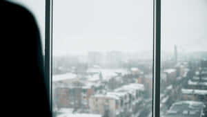 冬天從積雪的城市窗戶往外看的人的剪影 — 天空景色 壁紙