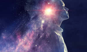 一個人的側面，胸前有發光的星爆，背景是滿天星斗的宇宙。 — 靈魂 壁紙