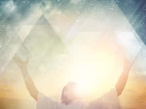 一個人雙臂舉起，朝向透過幾何玻璃面板的發光日出。 — 早晨榮耀 壁紙
